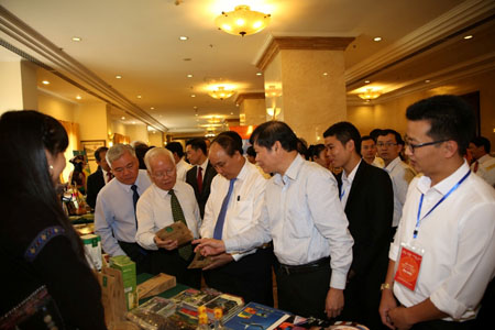 Phó Thủ tướng Nguyễn Xuân Phúc thăm gian hàng trưng bày
 các sản phẩm vùng Tây Bắc